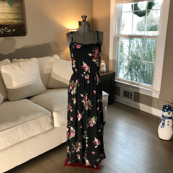 Dresses & Skirts - NWT FLORAL PRINT MAXI DRESS